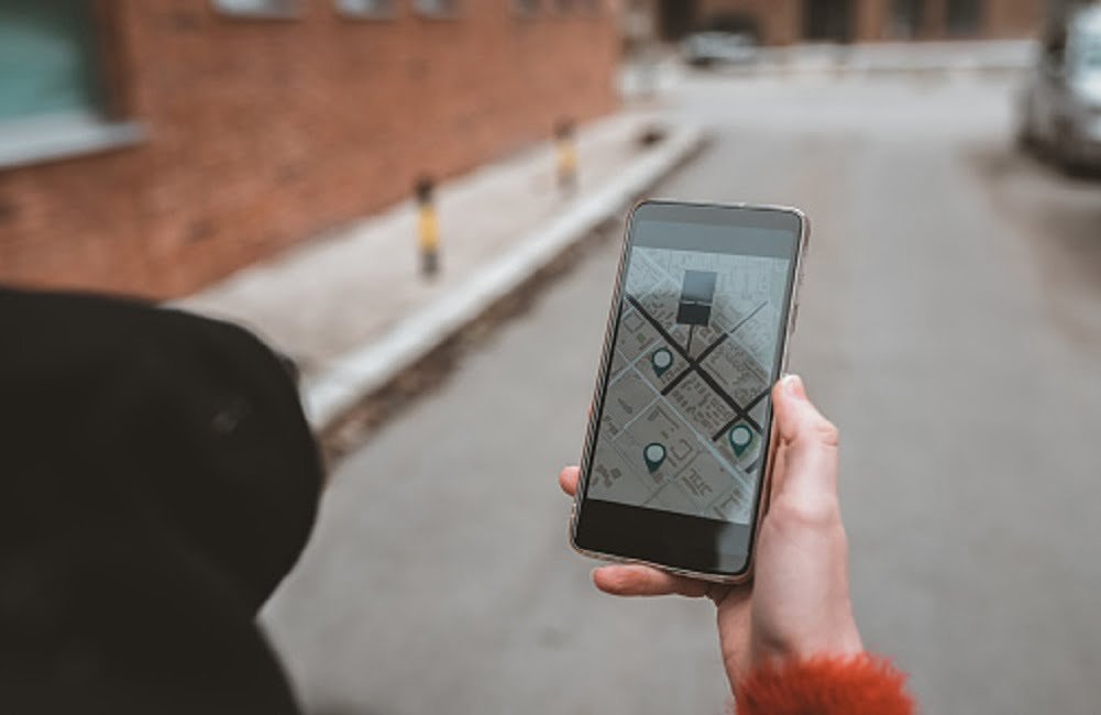 When a mobile phone is switched off how can it be tracked ?